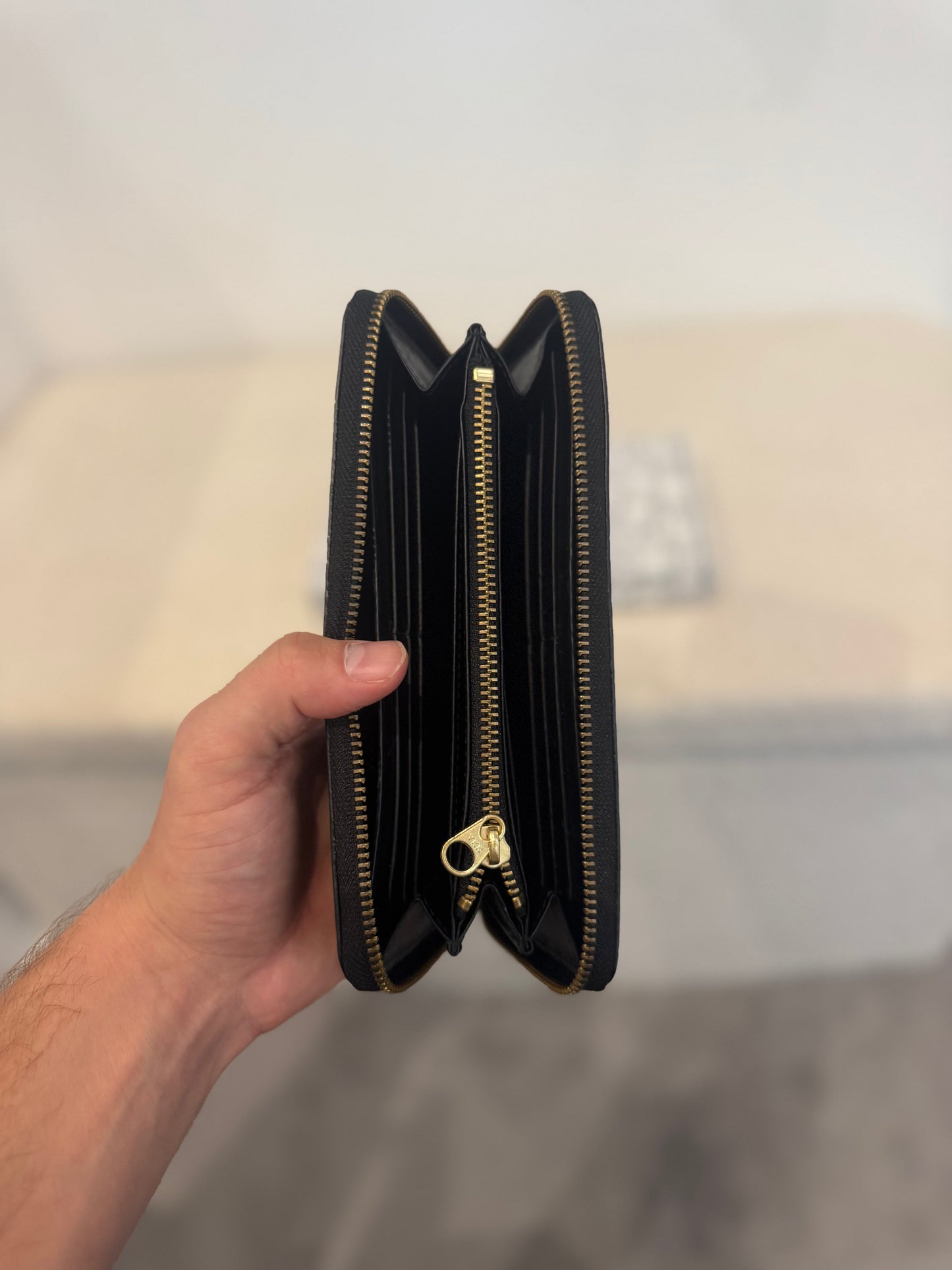 Comme des Garçons Wallet Huge Logo Zip-Around – Black