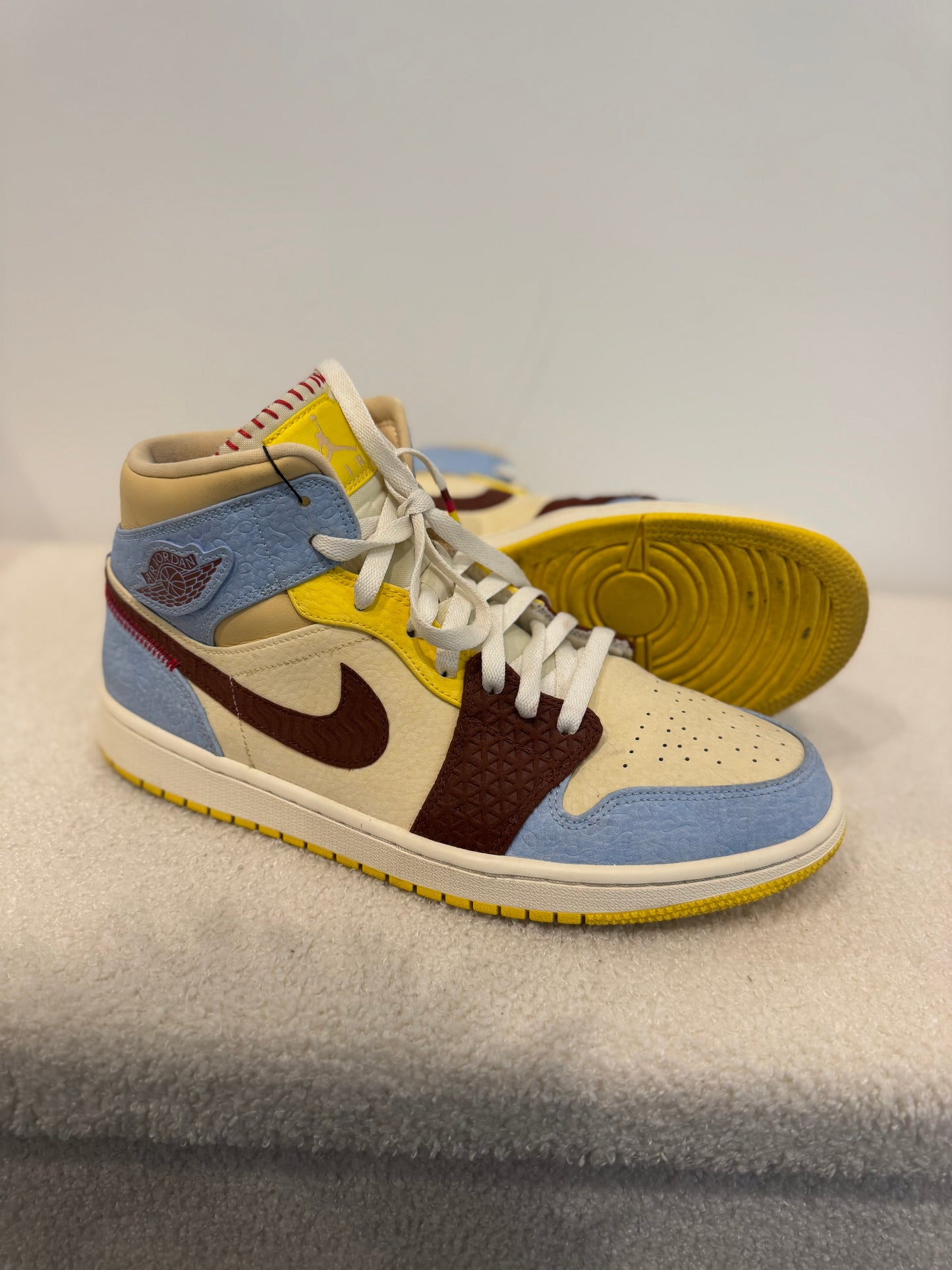 Air Jordan 1 Mid SE Maison Château Rouge (45.5 EU)
