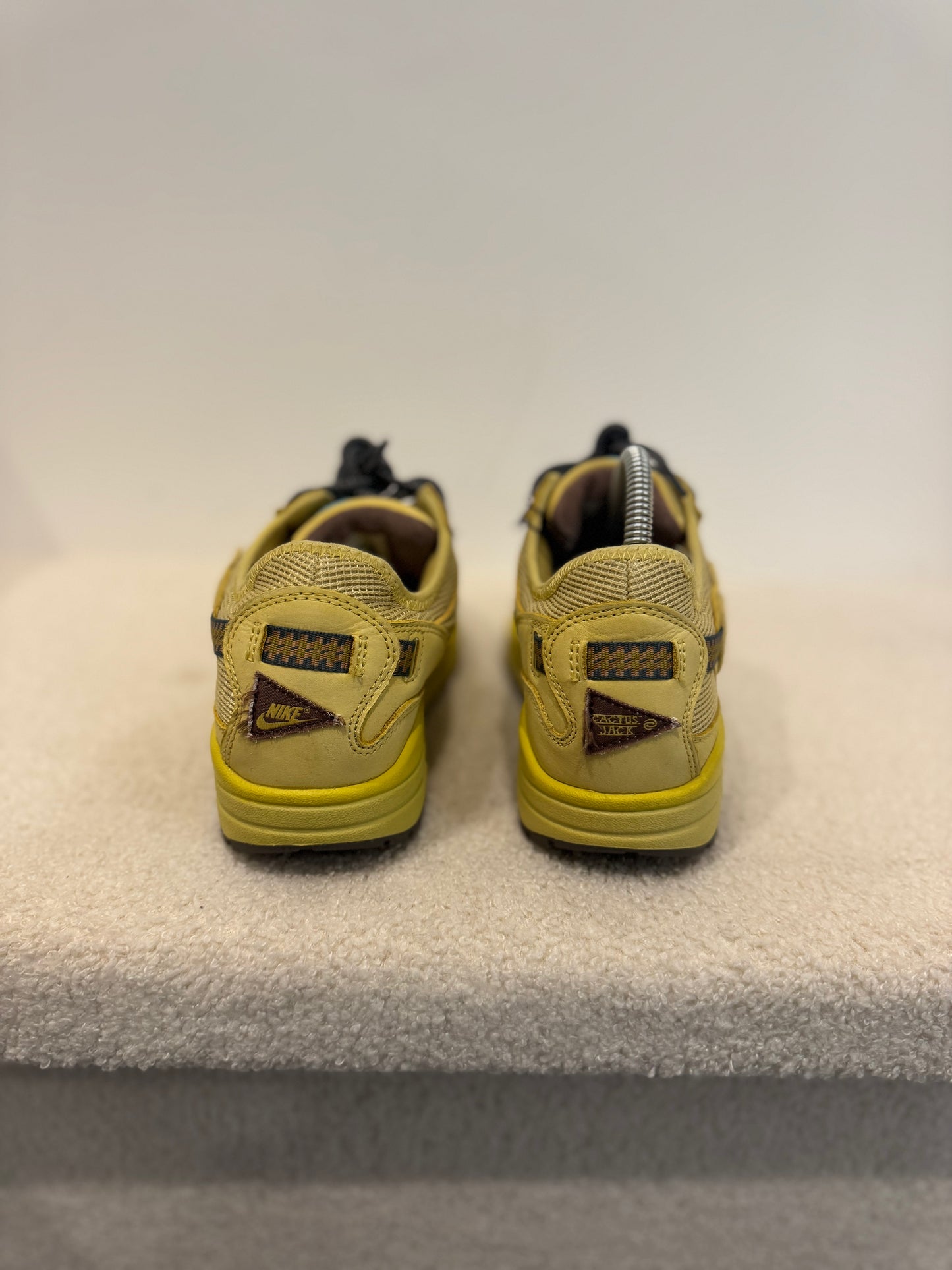 Travis Scott x Nike Air Max 1 Saturn Gold (40)
