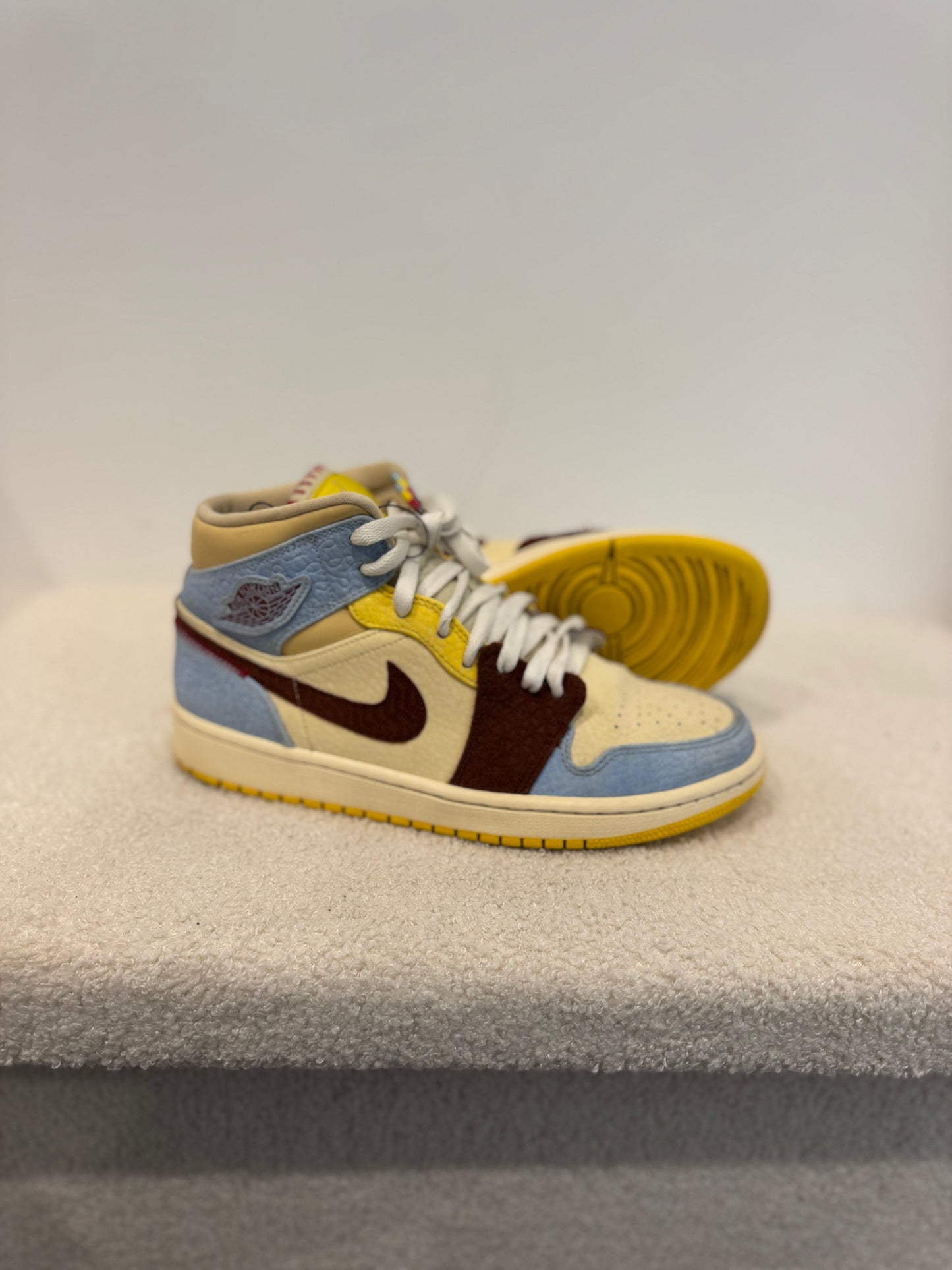 Air Jordan 1 Mid SE Fearless Maison Château Rouge (42)