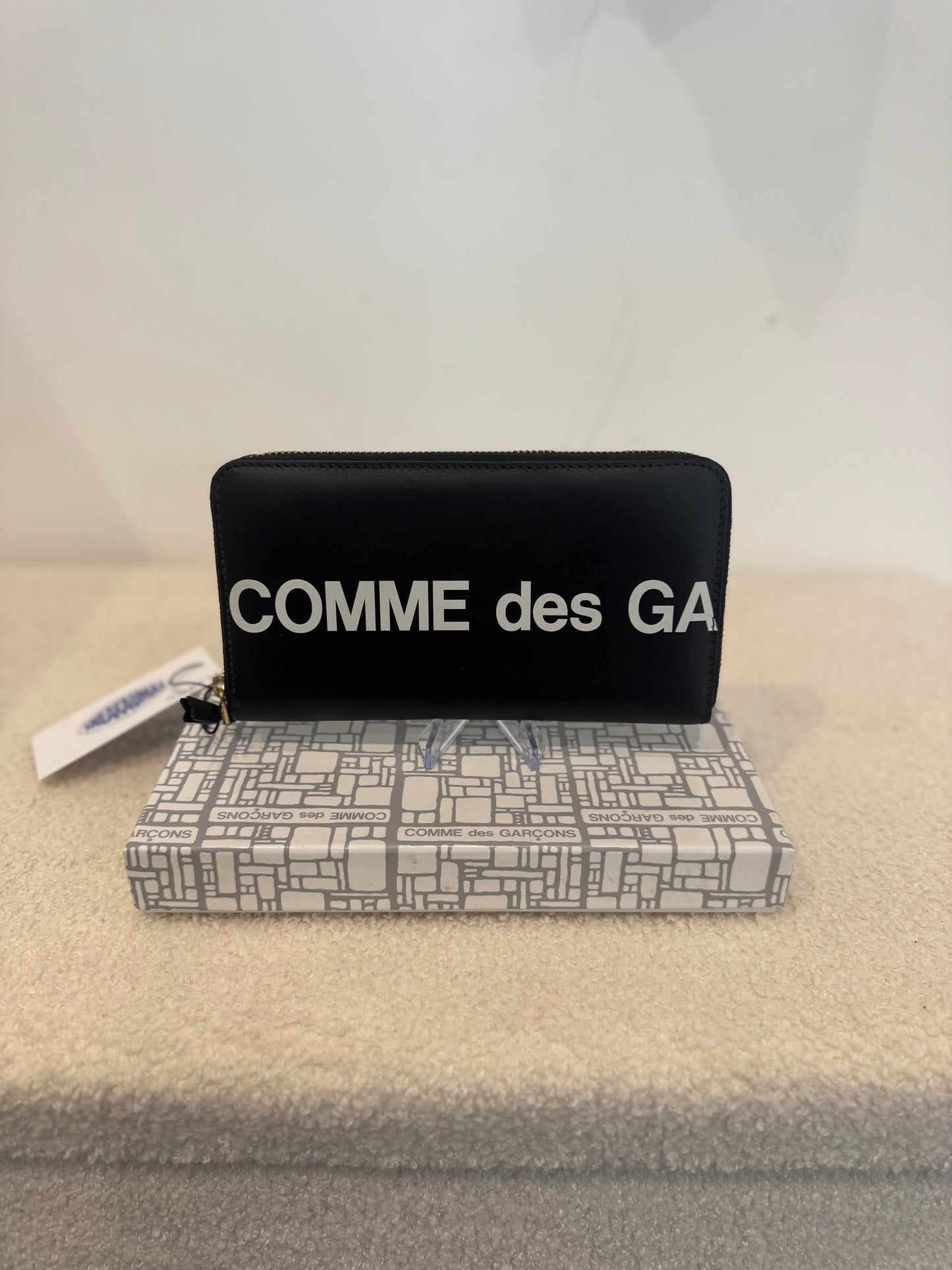 Comme des Garçons Wallet Huge Logo Zip-Around – Black