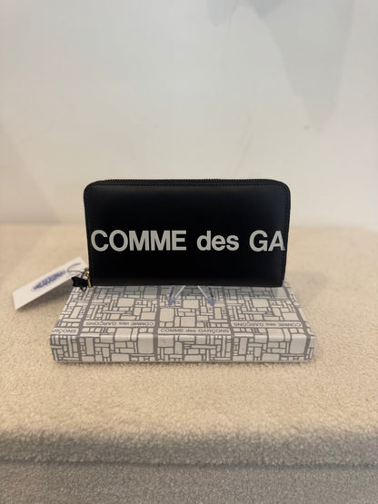 Comme des Garçons Wallet Huge Logo Zip-Around – Black