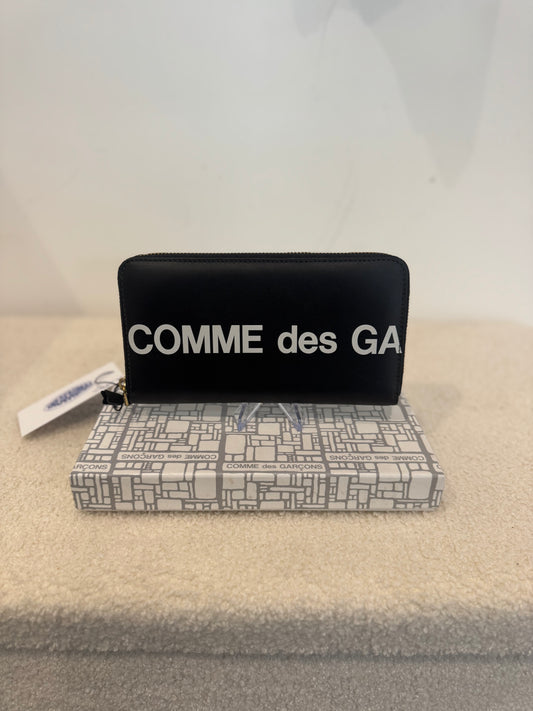 Comme des Garçons Wallet Huge Logo Zip-Around – Black