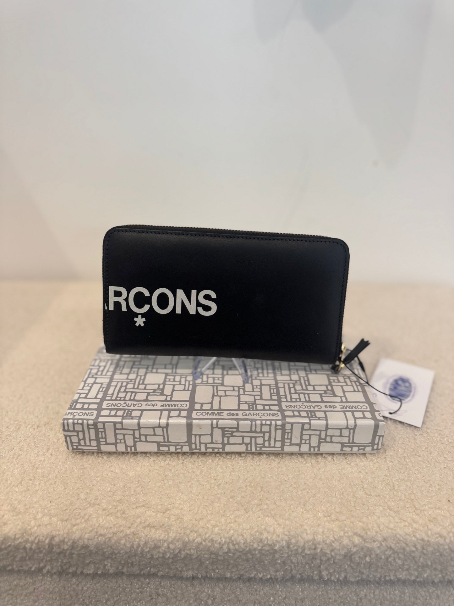 Comme des Garçons Wallet Huge Logo Zip-Around – Black