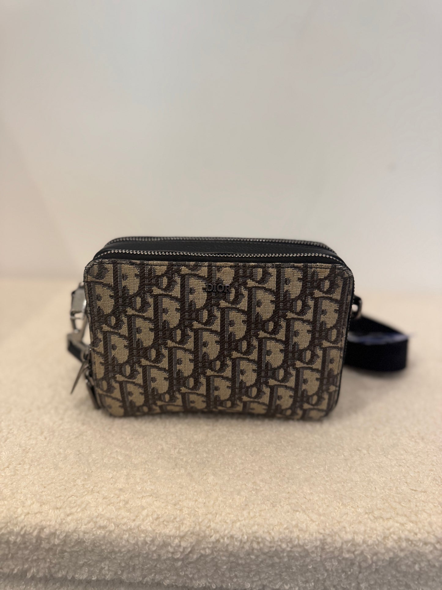 Pochette zippée à bandoulière
Toile jacquard Dior Oblique beige et noir