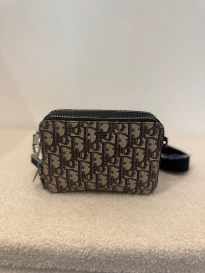 Pochette zippée à bandoulière
Toile jacquard Dior Oblique beige et noir