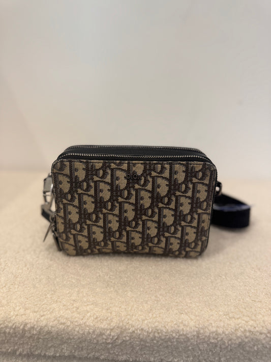 Pochette zippée à bandoulière
Toile jacquard Dior Oblique beige et noir