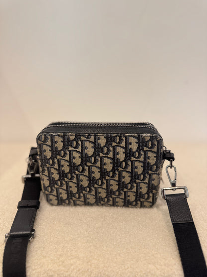 Pochette zippée à bandoulière
Toile jacquard Dior Oblique beige et noir