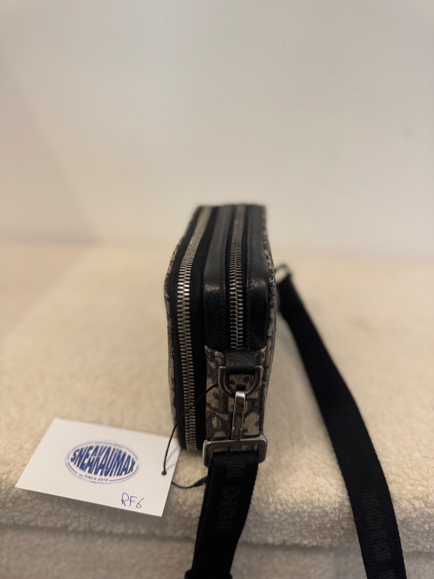 Pochette zippée à bandoulière
Toile jacquard Dior Oblique beige et noir