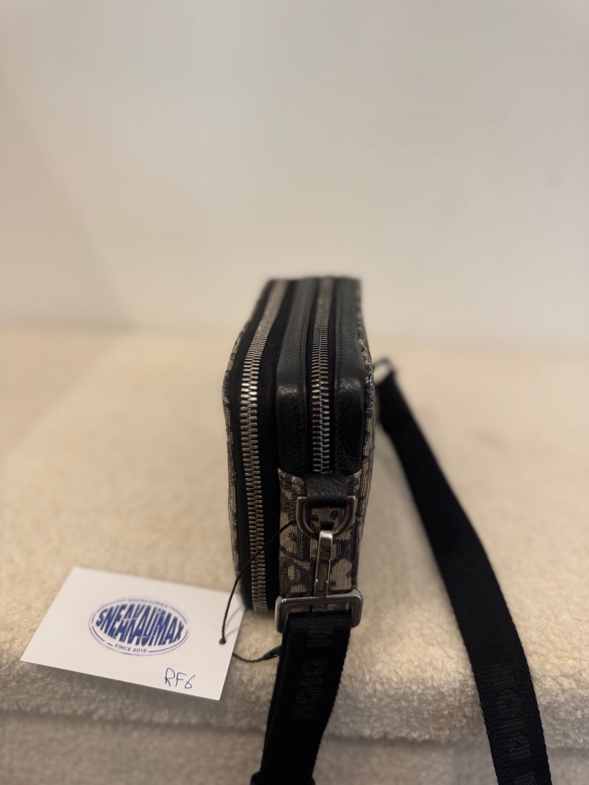 Pochette zippée à bandoulière
Toile jacquard Dior Oblique beige et noir