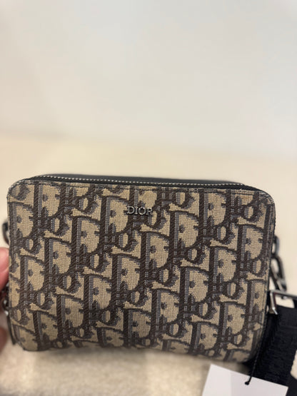 Pochette zippée à bandoulière
Toile jacquard Dior Oblique beige et noir